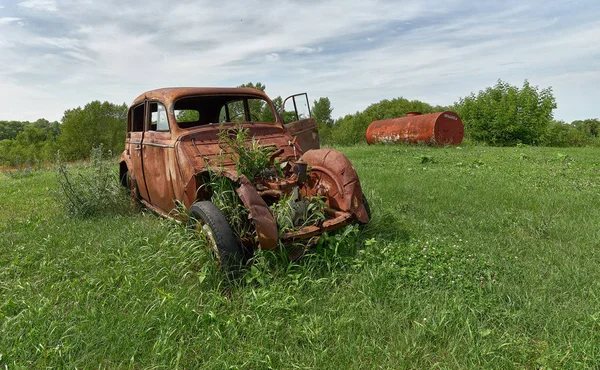 Antiguo coche oxidado era de la URSS . — Foto de Stock
