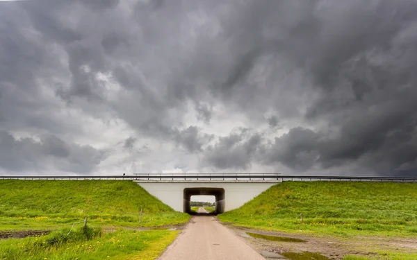 Dificuldades à frente nuvens escuras — Fotografia de Stock