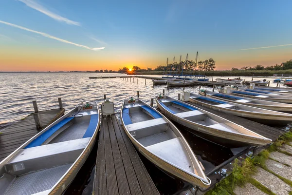 Fila de barcos de alquiler en un puerto deportivo holandés — Foto de Stock