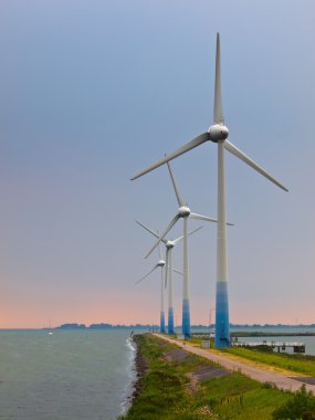 windturbines bir iskele üzerinde