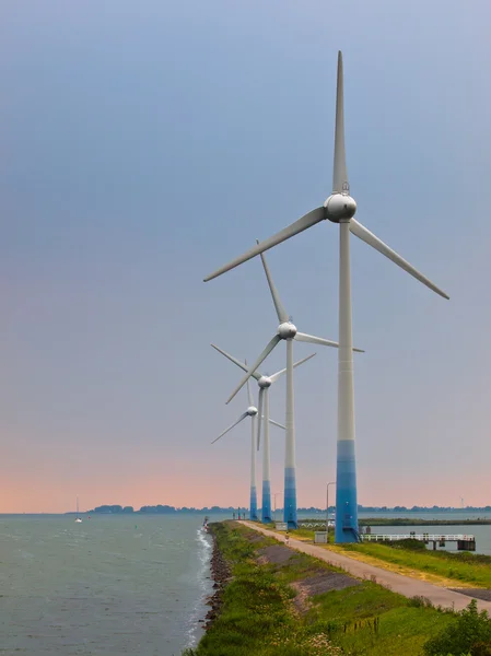 Turbine eoliche su un molo — Foto Stock