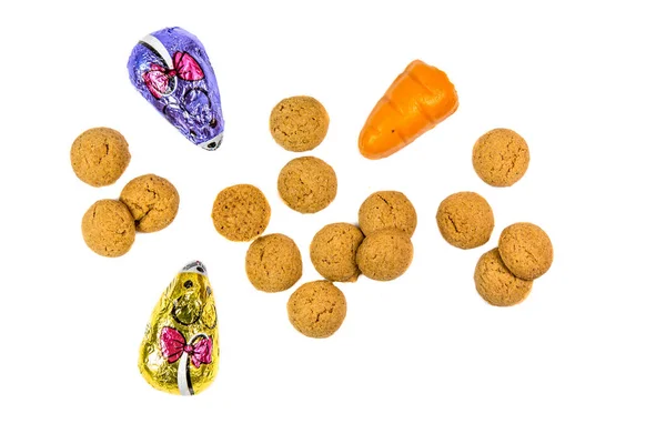 Biscoitos pepernoten com ratos de chocolate e cenoura de maçapão — Fotografia de Stock