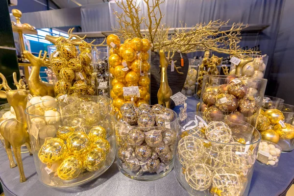 Bolas e decoração de Natal em cores douradas — Fotografia de Stock