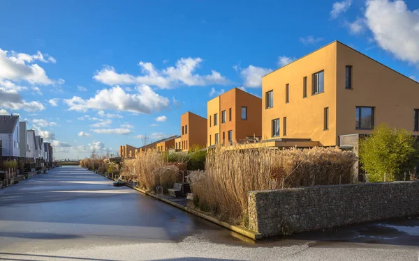 Geometrische Einfamilienhäuser am Wasser — Stockfoto