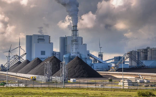 Tunga industriella kol drivs elektricitetsväxt — Stockfoto
