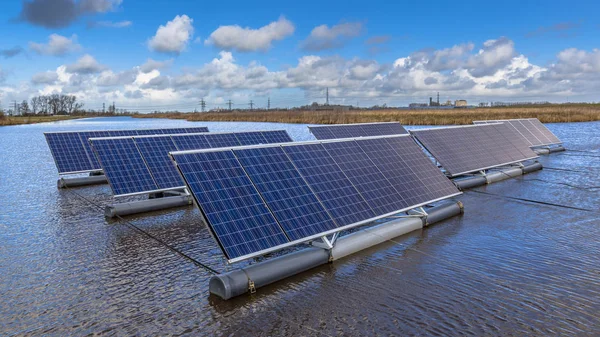 Gros plan du Groupe de panneaux photovoltaïques flottant sur l'eau — Photo