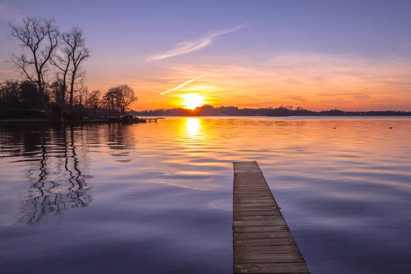 Pôr-do-sol roxo tranquilo sobre Serene Lake — Fotografia de Stock