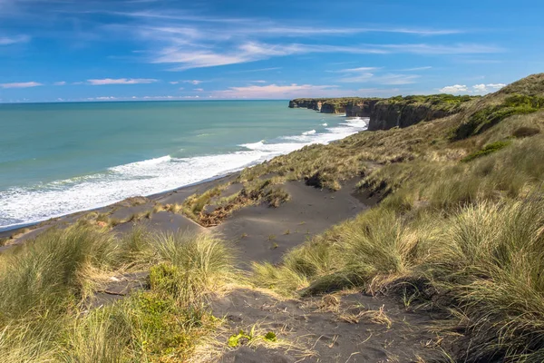 Dunas y playa de arena negra cerca de New Plymouth, Nueva Zelanda — Foto de Stock