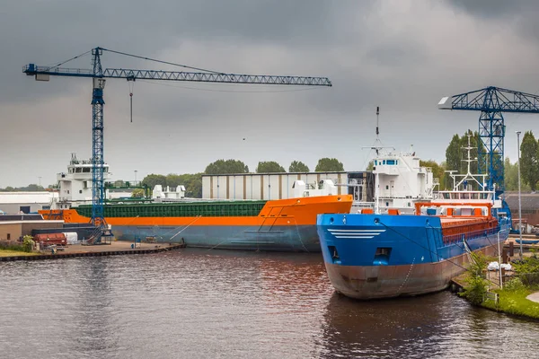 Nouveaux navires de navigation intérieure dans un port — Photo