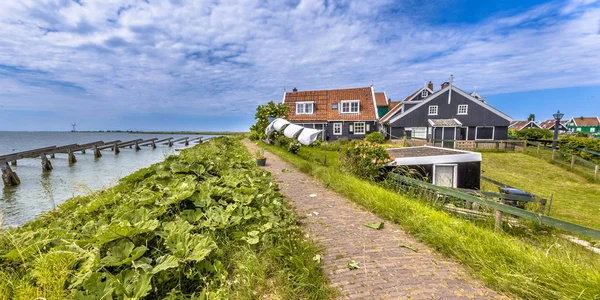 Casas típicas del pueblo de pescadores en Rozewerf en la isla de Marken con — Foto de Stock