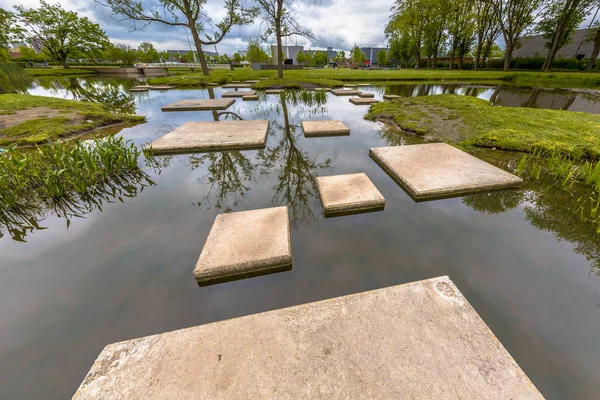 Labirynt Stepping stones w stawie — Zdjęcie stockowe