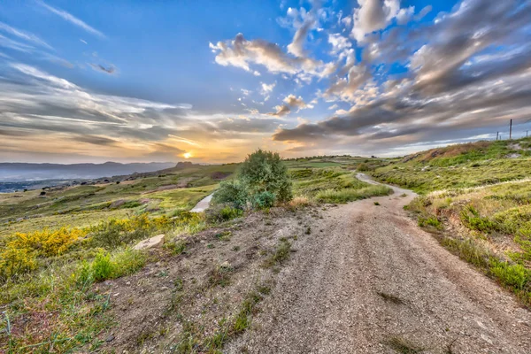 Estrada através da paisagem mediterrânica na ilha de Chipre — Fotografia de Stock
