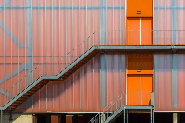 Moderne oranje gebouw buitenkant — Stockfoto