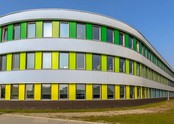 Αρχιτεκτονική λεπτομέρεια από Γυμνάσιο σε φωτεινά χρώματα — Φωτογραφία Αρχείου