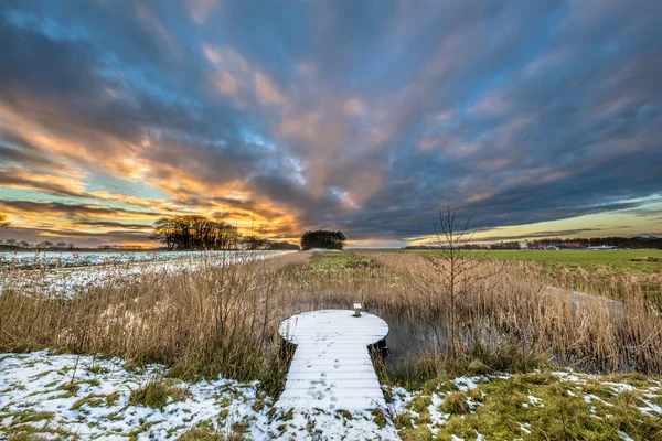 Verschneite Aussichtsplattform in winterlicher Landschaft — Stockfoto