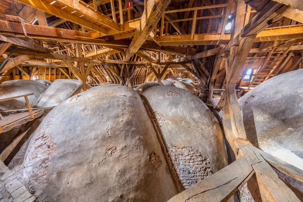 Gewelfde plafond, gezien vanaf de zolder van een oude kerk — Stockfoto