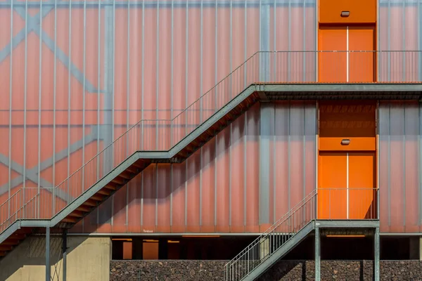 Moderna fachada naranja colorida —  Fotos de Stock