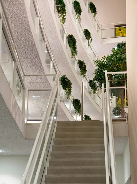 Escalera blanca en el interior moderno —  Fotos de Stock