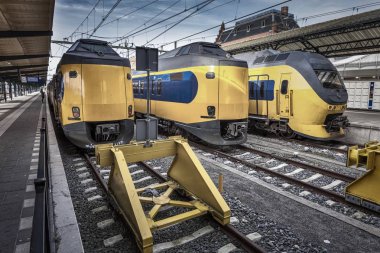 Modern tren istasyonunda bekleyen