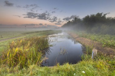 Su seviyesi çubuk ölçme ile nehir üzerinde gündoğumu