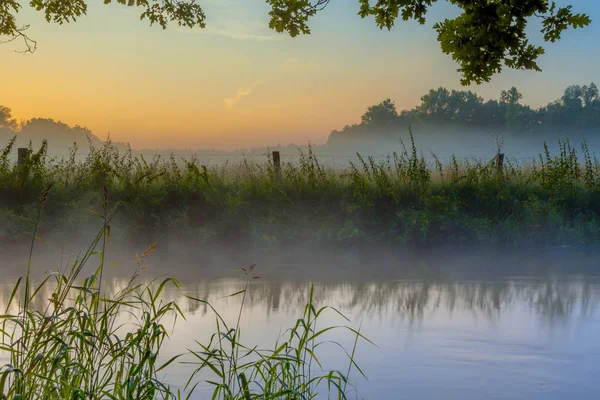 Dinkel River au lever du soleil brumeux — Photo