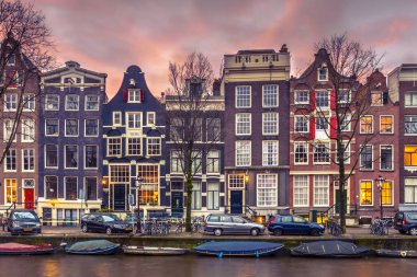 Vintag Amsterdam'da Brouwersgracht üzerinde satır kanalı'nın evleri