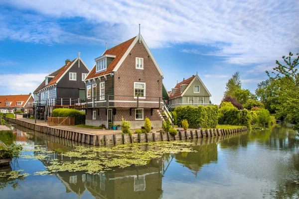 Vackra typiska fisherman village houses i Marken island — Stockfoto