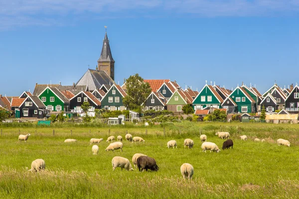 Πολύχρωμα ξύλινα σπίτια και την εκκλησία στο ολλανδικό χωριό — Φωτογραφία Αρχείου