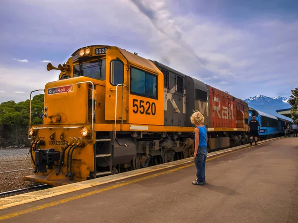 Diesel locomotief passagierstrein te wachten op station — Stockfoto