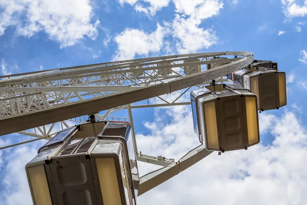 Großes Rad von unten — Stockfoto