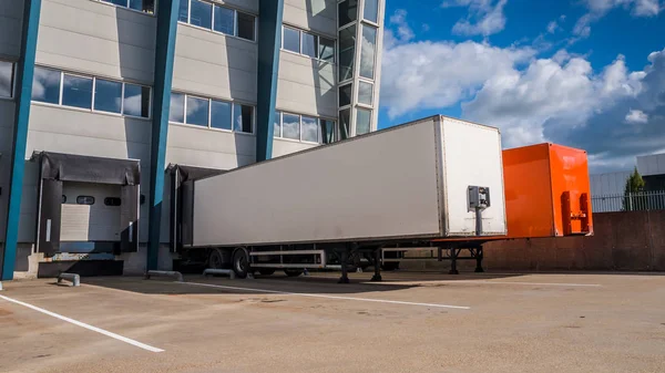 Remorques de camion à un quai — Photo