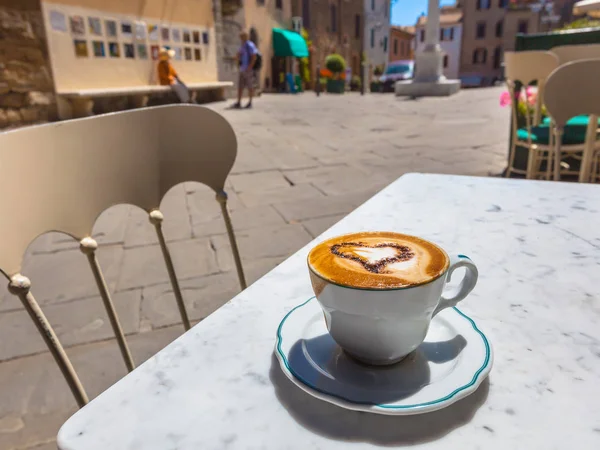 イタリアの町でカプチーノのカップを持っていること. — ストック写真