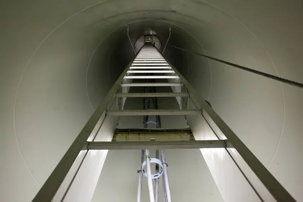 Dentro del poste de turbina de viento —  Fotos de Stock