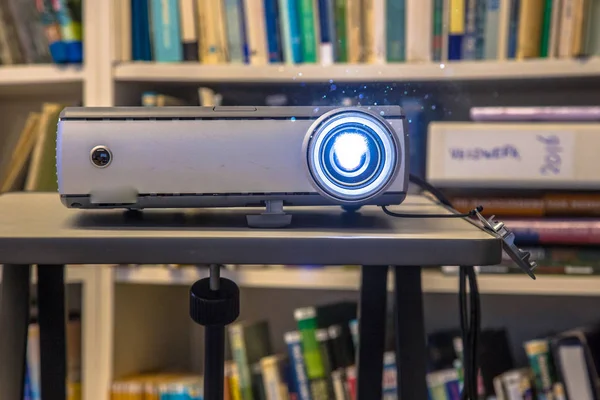 Taşınabilir çalışma beamer projektör — Stok fotoğraf