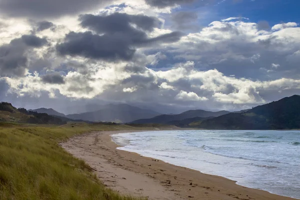 Dramatiska molnlandskap över Waikawau Bay, Coromandel, Nya Zeeland — Stockfoto