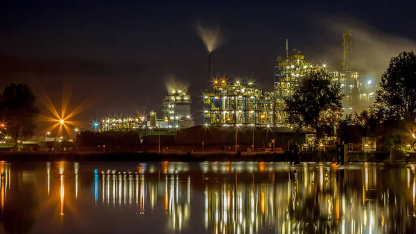 Industrial Chemical factory panorama with water reflection — Stock Photo, Image