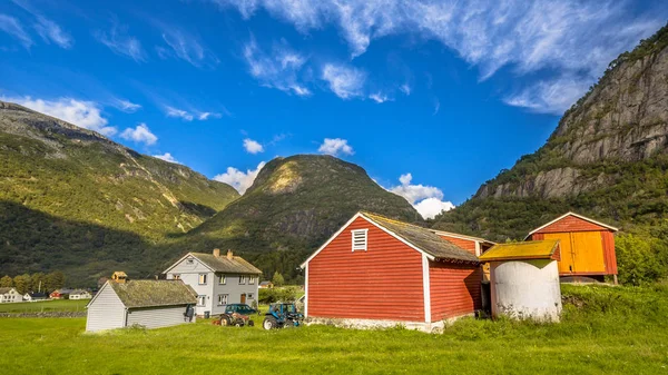 Granges dans un village de ferme nordique — Photo