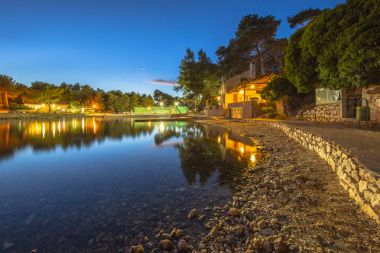 Bir yaz gecesi Rocky bay