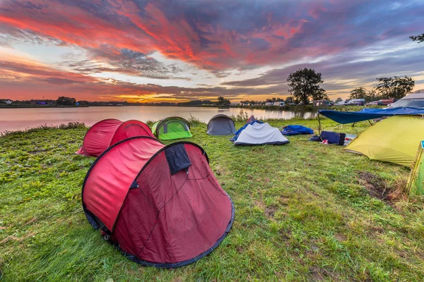 Dome tält camping nära lake — Stockfoto