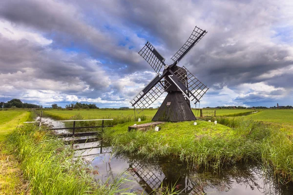 歴史的な木製風車 — ストック写真