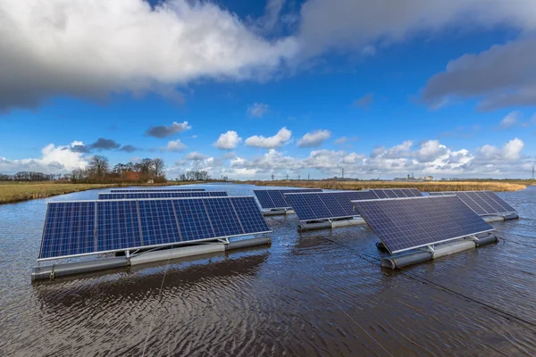 Serie di pannelli solari galleggianti sull'acqua — Foto Stock