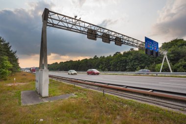 Otoyol trafik işareti makas köprüsü