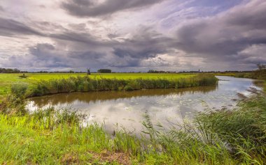 Nehir kolu dramatik bulutlar ile