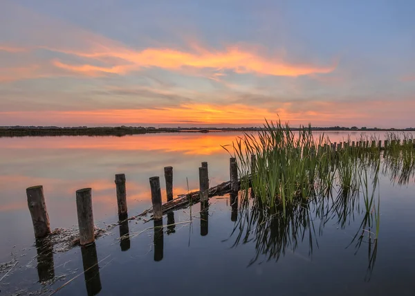 Coucher de soleil sur le lac avec protection des berges — Photo