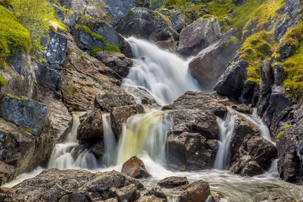 Närbild på vattenfall med lång exponering och suddig vattenflödet — Stockfoto