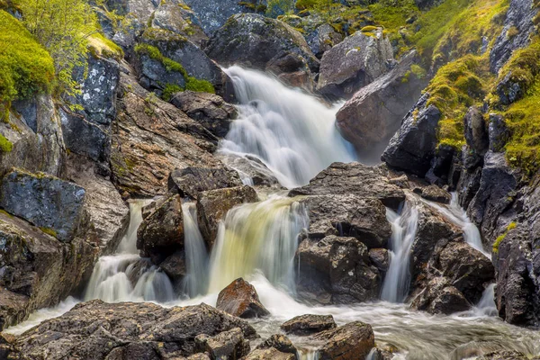 Gros plan de la cascade avec une longue exposition et un écoulement d'eau flou — Photo