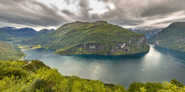 Panorama de Geirangerfjord visto do ponto de vista — Fotografia de Stock