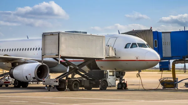 Passenger jet airplane docked on airport gate — Stock Photo, Image