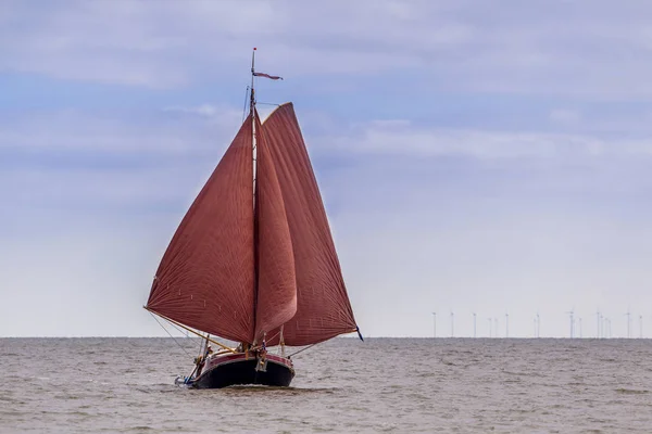 Barco de vela holandesa tradicional —  Fotos de Stock