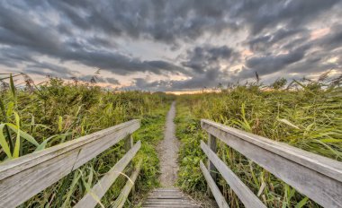 İz yürüyüş üzerinde ahşap köprü